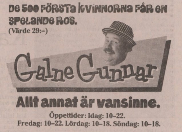 Svartvit bild av en äldre tidningsannons för "Galne Gunnar" med öppettider och erbjudande, man med hatt ler.