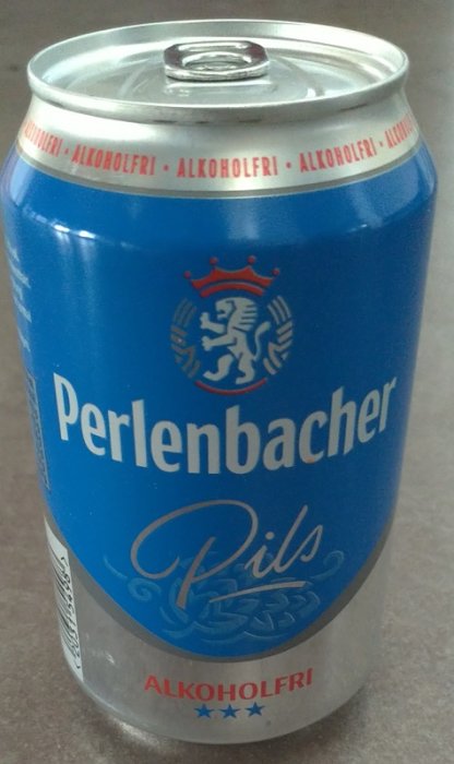 Alkoholfri Perlenbacher Pils ölburk på grå yta.