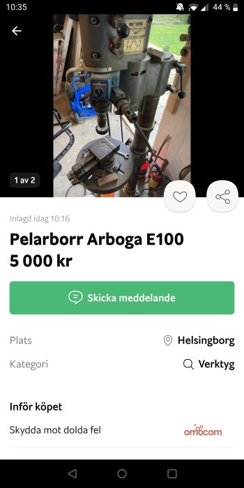 Pelarborr Arboga E100 i verkstadsmiljö med skruvstycken och verktyg i bakgrunden.
