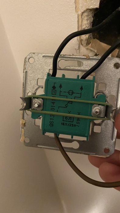 ZigBee-dimmer monterad i vägg utanpåliggande med synliga svarta kablar och anslutningsschema.