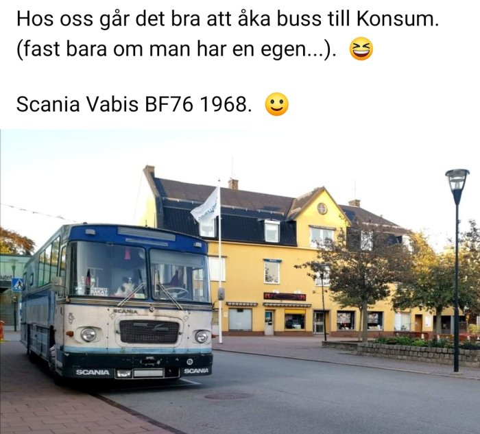 Blå och vit Scania Vabis BF76 buss från 1968 parkerad på en gata.