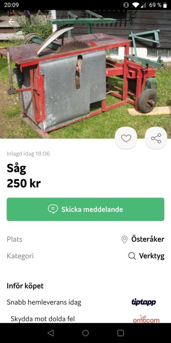 Bärbar äldre cirkelsåg med öppet skydd på ställning och två hjul.