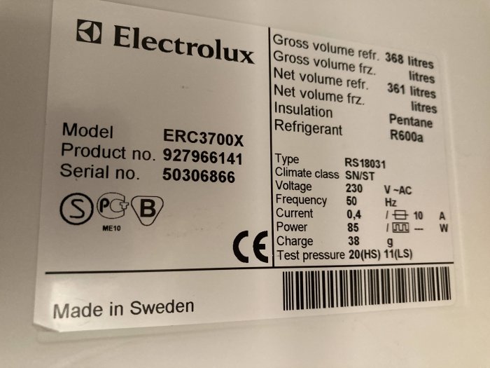 Etikett på en Electrolux kyl med modellnummer, produktnummer, och andra tekniska specifikationer.