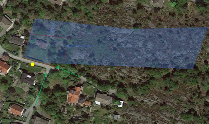 Satellitbild över en tomt och dess omgivning med markerade flödesvägar för ytvatten och plats för dagvattenbrunn.