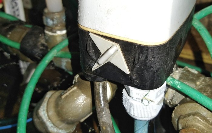 Närbild av en blöt tryckströmbrytare med kondens, ansluten till vattenrör.