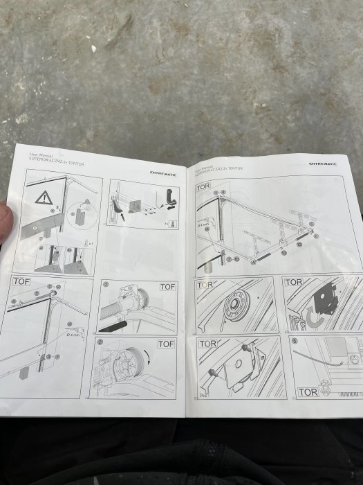 Öppen manual som visar illustrationsinstruktioner för montering av Crawford garageportsmekanismer med TOR och TOF alternativ.