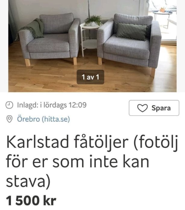 Två grå Karlstad fåtöljer i ett vardagsrum med trägolv, en med grön kudde.