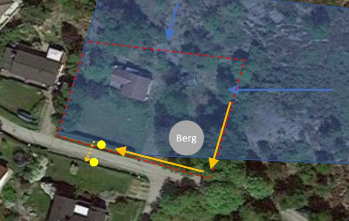 Satellitbild över tomt med markerade dagvattenflödesriktningar med gula pilar och områdesgräns med röda streckade linjer.