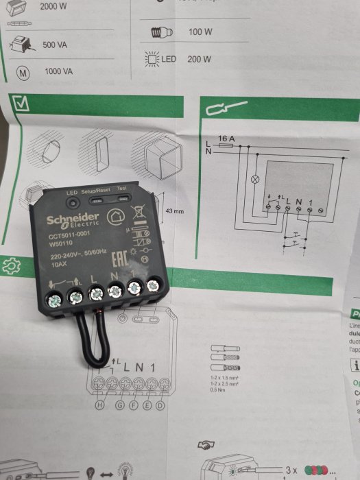 Elektrisk kopplingsutrustning från Schneider Electric med instruktioner och ett kopplingsschema.