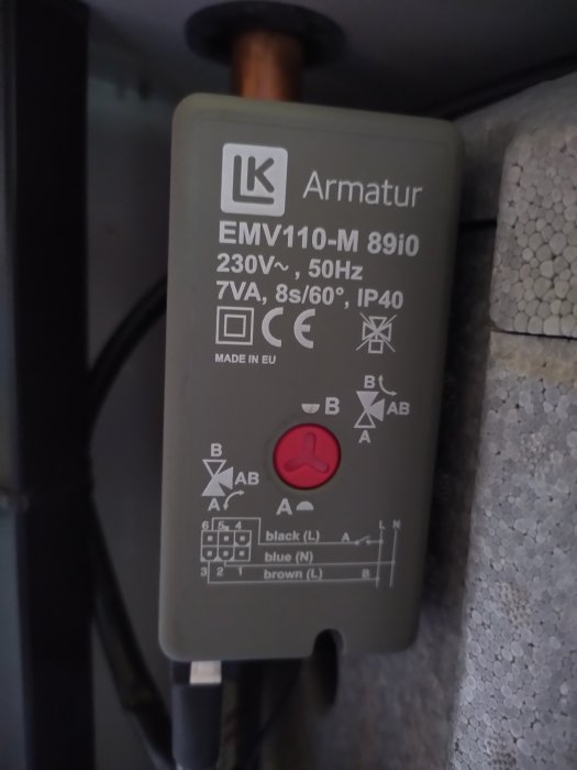 LK Armatur styrmodell EMV110-M 8910 med tekniska specifikationer och ledningsdiagram.