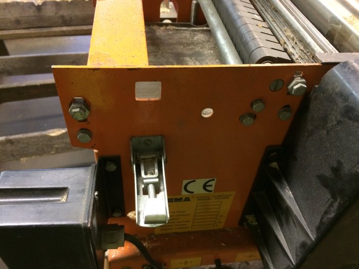 Del av en planhyvel med synliga metallkomponenter och fästpunkter, saknar fast bord.