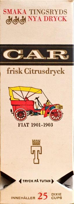 Illustration av en röd och gul vintage FIAT modell 1901-1903 samt text "Smaka Tingsryds nya dryck, Citrusdryck".