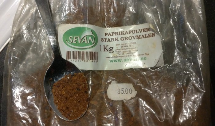 Paket av starkt grovmalen paprikapulver märkt SEVAN, en öppen tesked med paprika, och prisstämpel 85.00.