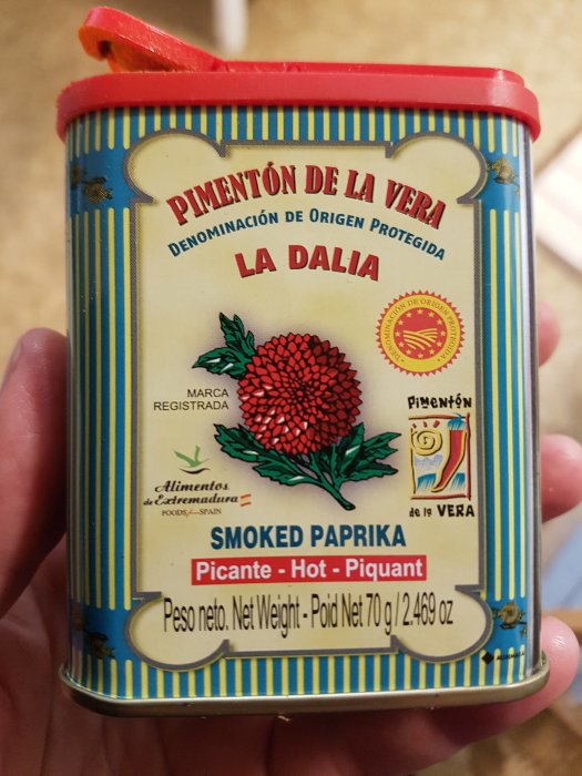Burk med rökt paprikapulver av märket La Dalia, Denominación de Origen Protegida, köpt på Ica.