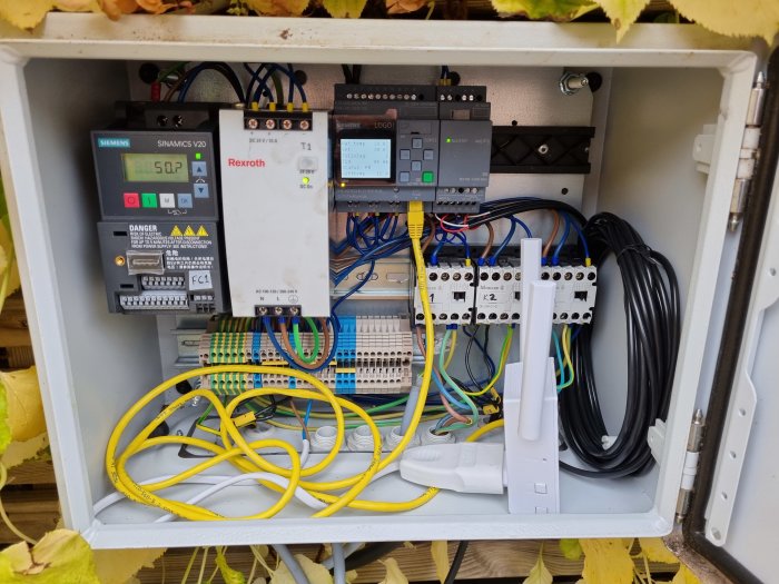 Ett industriellt styrsystem för pool med Siemens frekvensomvandlare, Rexroth transformator, PLC och kontaktorer i ett skåp.