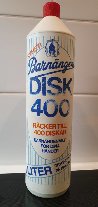 Gammal Barnängen diskmedelsflaska fylld med Yes, etikett med text "Disk 400 räcker till 400 diskar".