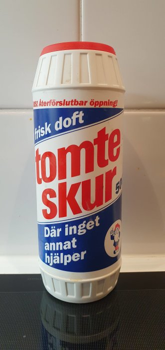 Flaska av rengöringsmedlet Tomte Skur med texten "frisk doft" och "där inget annat hjälper".