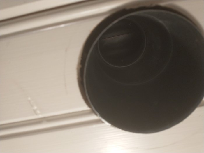 Ventilationsrör i tak som är bredare än hålet, synlig glipa runt röret.
