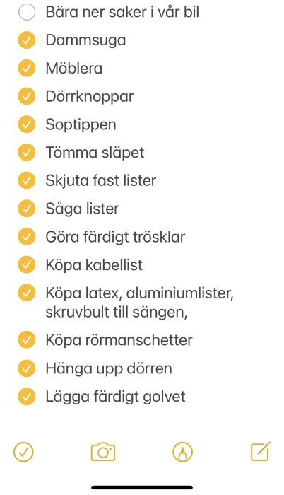 En avslutad checklista för hemmet med markerade färdiga uppgifter såsom dammsugning och läggning av golv.