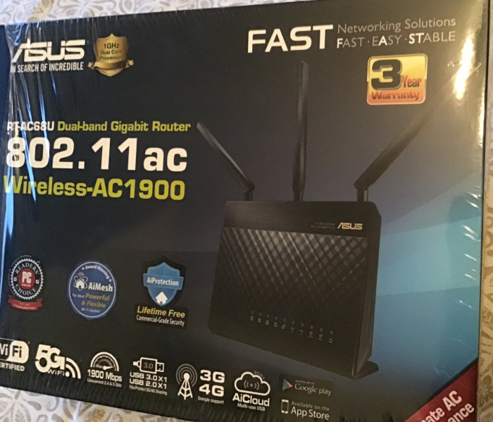 Förpackning av Asus Dual-band Gigabit router modell 802.11ac Wireless-AC1900 med tre antenner.