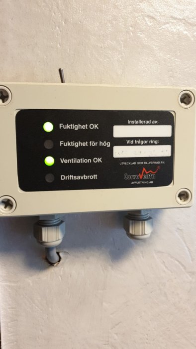 Kontrollpanel för ventilation med indikatorlampor för fuktighet och driftstatus.
