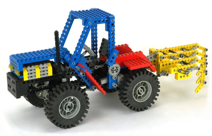 LEGO Technic modell 8859, en blå och gul skördetröska byggd i mitten av 80-talet, med synliga däck och kugghjul.