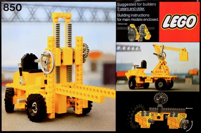 LEGO Technic-modeller 850 från 1977 och 1978 som återskapar industriella fordon med rörliga delar och växlar.