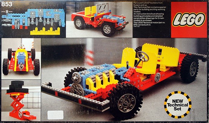 Vintage LEGO Technic-set från 1978, visar en bil och en grävmaskin med rörliga delar och instruktionsbok.