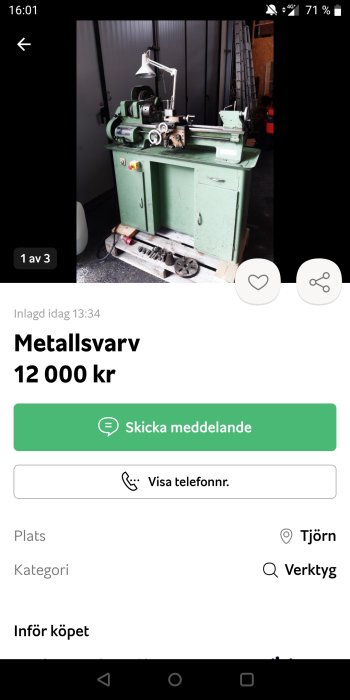 En använd metallsvärv i grönt med en bordslampa, säljs för 12 000 kr.
