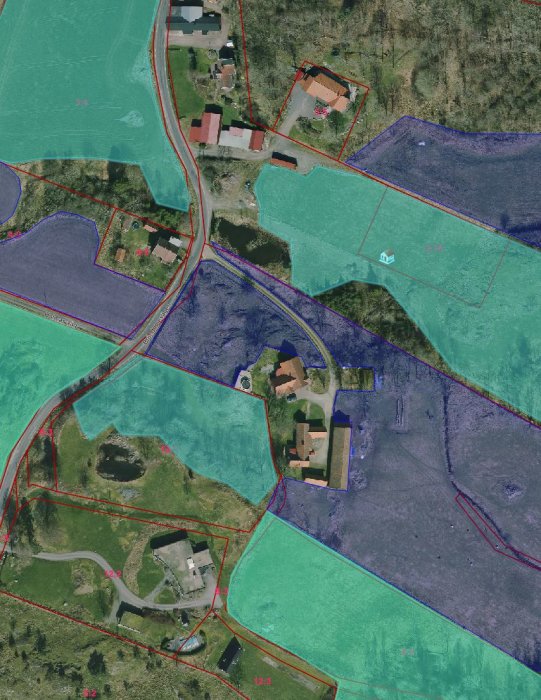 Satellitkarta med markerade fastighetsgränser och tomter i olika färger för att visa bebyggelse och jordbruksmark.