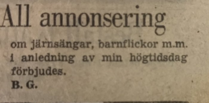 Gammal tidningsannons som förbjuder annonsering om järnsängar och barnflickor i anledning av en högtidsdag.