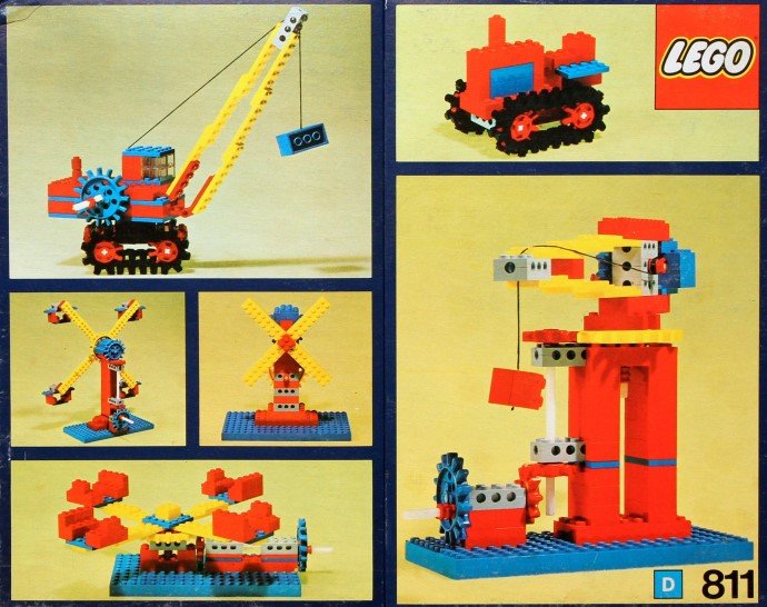 Vintage Lego set med färgglada kugghjul och modeller som bulldozer, vindkvarn, kran och båt.