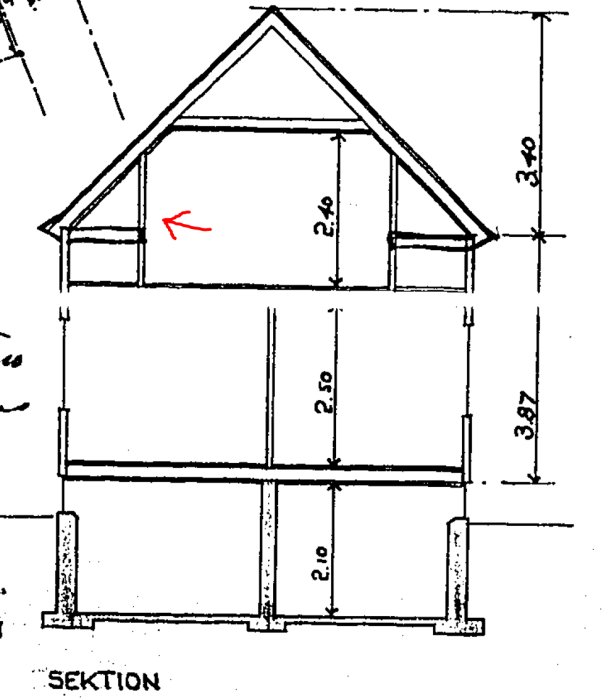 Svartvit ritning från 1942 av en hussektion med måttagning och en röd pil som markerar en vägg.