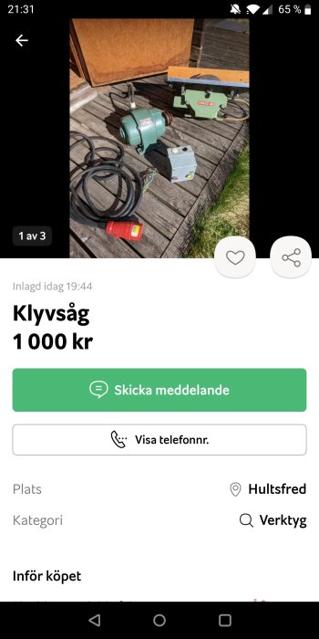 Klyvsåg "Lilla Incan" och tillbehör på trägolv utomhus.