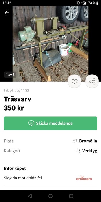 Träsvarv på stativ i verkstadsmiljö med diverse tillbehör i bakgrunden.