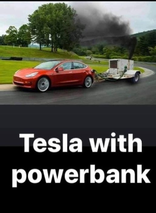 Röd Tesla bil drar en generatorvagn som släpper ut svart rök, humoristisk bildtext "Tesla with powerbank".