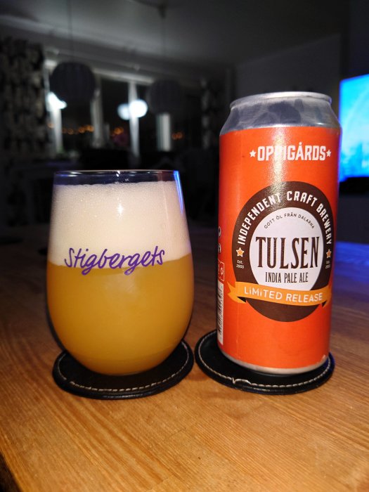 Oppigårds bryggeri's TULSEN IPA-öl i glas och burk på bord i hemmiljö.