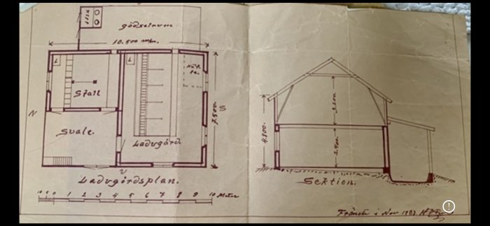 Gammal ritning av lagårdsplan och sektion från 30-talet, med måttangivelser och rumsuppdelningar.