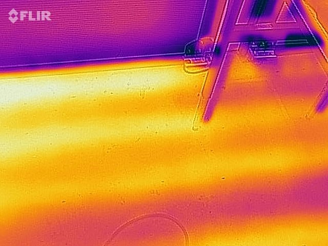 Termisk bild som visar möjlig golvvärmeslinga utan synligt läckage.
