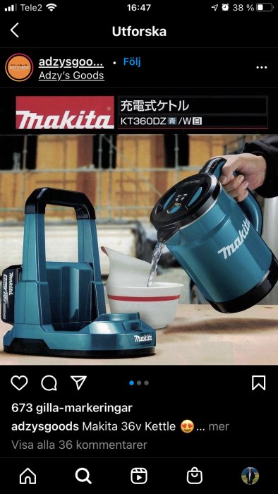 En person häller vatten från en blå Makita 36v vattenkokare i en skål, perfekt för te eller nudlar.