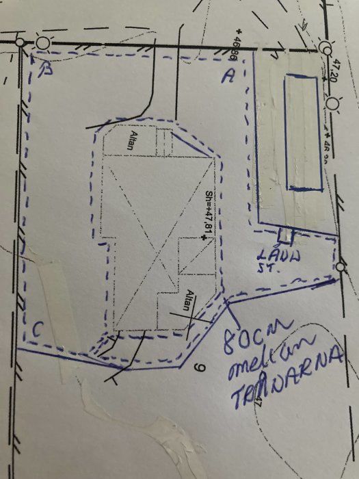 Handritad skiss av en trädgård med måttangivelser och plan för guidekabel till robotgräsklippare.