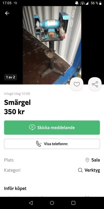 Använd begagnad blå bänkslipmaskin mot vit och blå bakgrund.