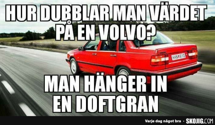 Röd Volvo 740 som kör på väg med text "Hur dubblar man värdet på en Volvo? Man hänger in en doftgran".