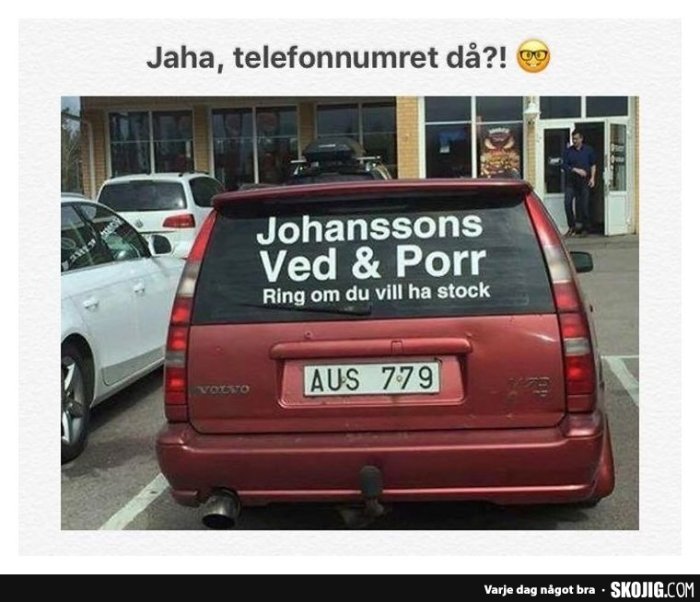 Bil med reklamtext "Johanssons Ved & Porr" och telefonnumer saknas, parkerad utanför byggnad.