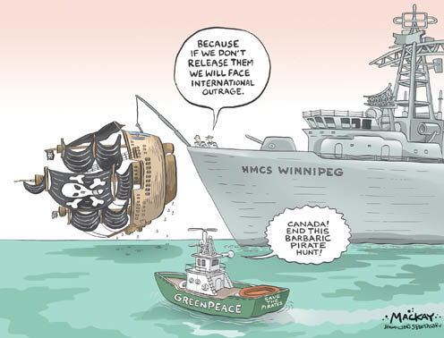 Karikatyr av ett fartyg märkt "HMCS Winnipeg" bredvid en Greenpeace-båt och ett sjörövarskepp, med satiriska pratbubblor.