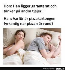 Ett par ligger i sängen, kvinnan ser fundersam ut medan mannen stirrar i taket, med en text om pizzakartonger.