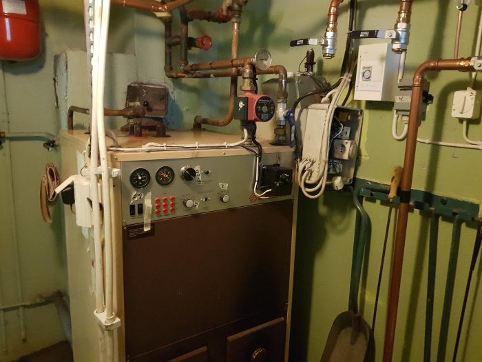 Installation av kopparrör och utrustning för vattenuppvärmning i ett pannrum.