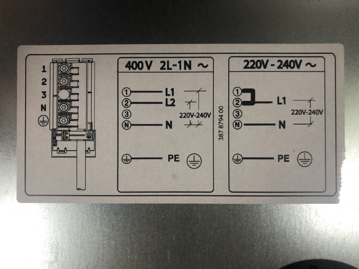 Klisteretikett med kopplingsscheman för 400V och 220-240V elektrisk installation för spishäll.