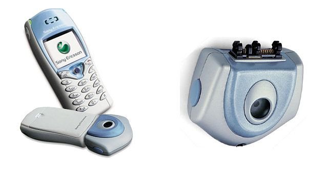 En gammal Sony Ericsson-mobiltelefon och en blå musikspelare, båda ser utdaterade ut.