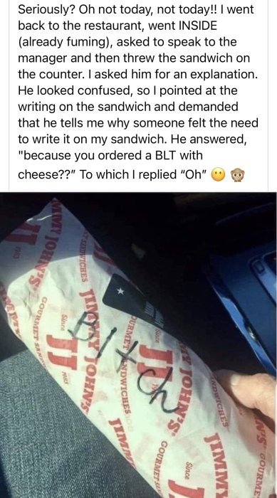 Hand håller ett Jimmy John's smörgåspapper med ordet "IDIOT" skrivet över det.